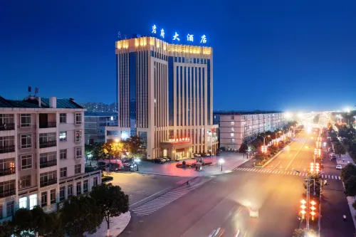 Luoshan Junfu Hotel فنادق في لوى شان