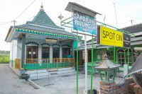 Spot on 1762 Gandrung Payungan Family InnNearStasiun Banyuwangi Kota Hotel a Glagah