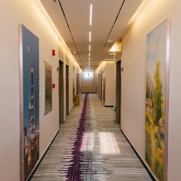 Huayi Homestay (Wuqiang Yingbin West Street Bailong Shopping Plaza)