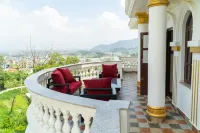The White House Villa 8 Bedroom with Swimming Pool Hôtels à : Bidur