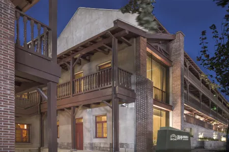 Qingting · Lyric Courtyard Hotel (Zhongshan Road Metro Station, Zhanqiao, Qingdao) Отели рядом с достопримечательностью «Ocean University of China Calligraphy Institute»