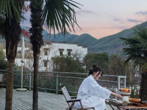 Laixi·Eureka Mountaintop Coffee Hot Spring Beauty Hotel (Anji Yunshang Grassland Xingkong Ski Shop)