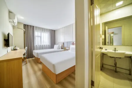 Homeinn Ease Hotel (Shanghai Hongqiao Airport Zhongchun Road Subway Station) Отели рядом с достопримечательностью «Minhang Gymnasium»
