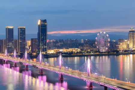 Atour Hotel Nanchang Honggutan Mixc Отели рядом с достопримечательностью «Jiangxi Science and Technology Normal University (Hongjiaozhou Campus)»