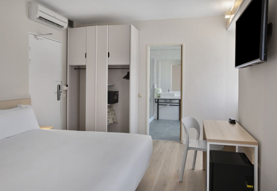 2. B&B HOTE..