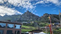 Sunny Mountain Stream Retreat (Zagana Scenic Area Store)