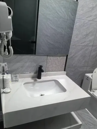 Guyuan Jinhanshuihui Hotel Отели рядом с достопримечательностью «Guyuanxian Binhu Park»