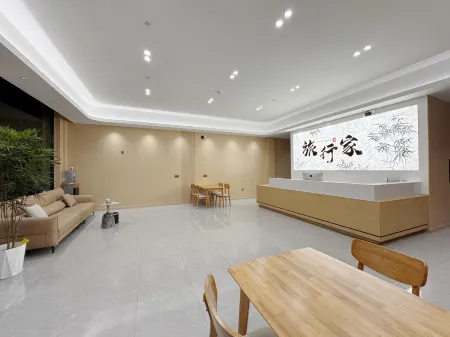 Traveler's Homestay (Lvliang Binhe Nandong Road Branch) Отели рядом с достопримечательностью «Feng Mountain Temple»