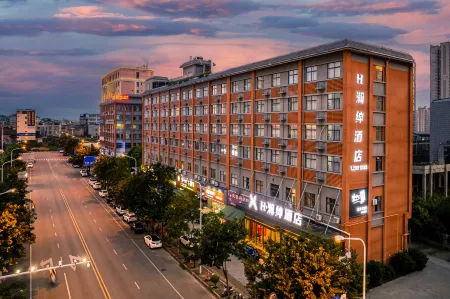 H Hanshen Hotel (Baise Longjing Famous City No.5 Middle School Branch) Отели рядом с достопримечательностью «Baise University Chengbi Campus»