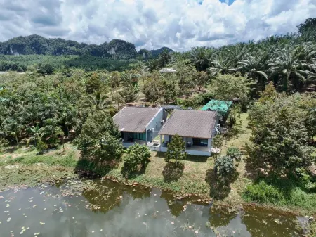 OYO 75530 By the dam cafe and farmstay Отели рядом с достопримечательностью «Wat Chaloem Phrakiat»