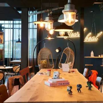 Moxy Amsterdam Schiphol Airport Отели в г. Хофддорп