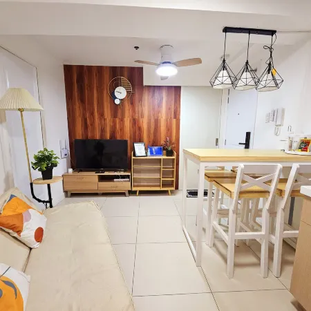 Acellyne's Suites @ The Residences at Commonwealth by Century Отели рядом с достопримечательностью «СМ City Fairview»