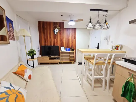 Acellyne's Suites @ The Residences at Commonwealth by Century Отели рядом с достопримечательностью «Манила COD I.T. Building»