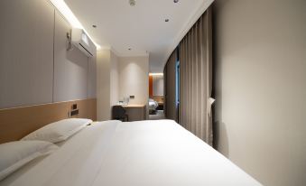 Heartwarming Hotel (Beijing Liangmaqiao Subway Station Sanlitun Taikoo Li Branch)