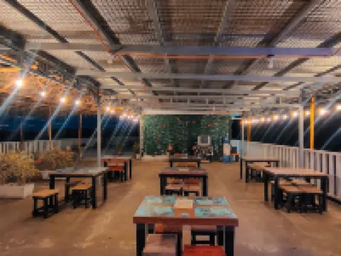 Jeanines Travellers Inn by RedDoorz Hotels in Bataan