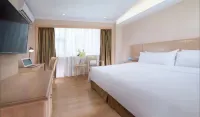 Yueke Chuangyi Movie Hotel (Wuhan Tianhe Airport Aviation Headquarters Subway Station)