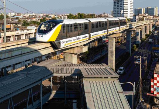 2. 파와나 역에 있..