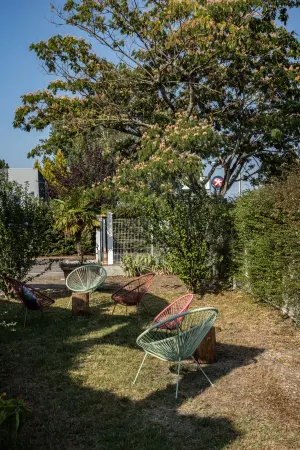 The Originals City, Hôtel Bordeaux Porte du Bassin Отели рядом с достопримечательностью «Eglise St-Pierre de Gradignan»