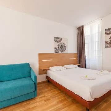 Residhotel Vieux Port Отели рядом с достопримечательностью «Улица Кур-Бельзанс»