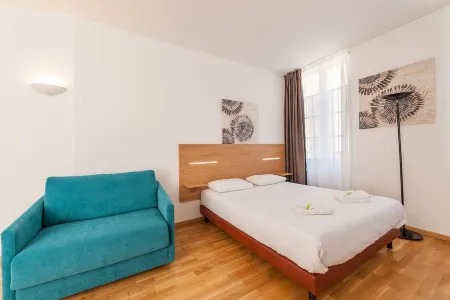 Residhotel Vieux Port Отели рядом с достопримечательностью «Randonnées théâtrales Marcel Pagnol Cie Dans la cour des Grands»