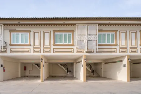 Grandbangsaray Отели рядом с достопримечательностью «Columbia Pictures Aquaverse»