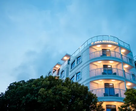 Aina Residency Beachfront Hotel Отели рядом с достопримечательностью «Ocean Junkies Dive Centre»