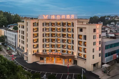 Vienna Hotel Dehong Longchuan Отели рядом с достопримечательностью «Longchuan Gymnasium»