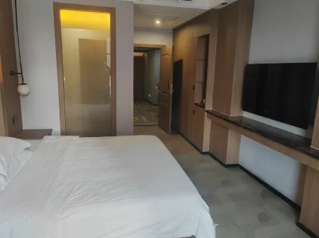 Yicheng Hotel (Shaoyang High-Speed Railway Station Branch) Отели рядом с достопримечательностью «Shaoyang University (Southeast to Shaoyang Bureau of Commerce)»