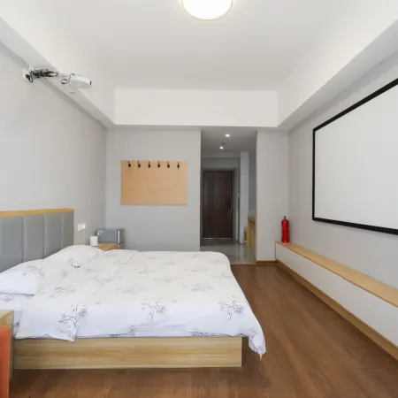 First sight intelligent film and television apartment (Linyi University Town Golf manor store)