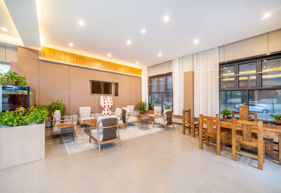 Siji Qingteng Hotel의 현대적인 로비 모습