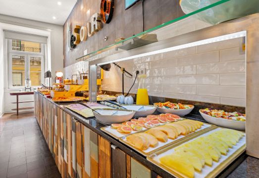 리스본 로시우 광장 인근 호텔의 야경