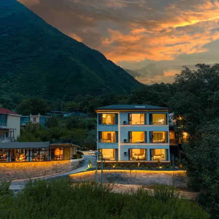 First Encounter · Hongshanli Boutique Countryside Bed and Breakfast