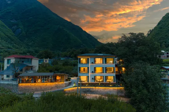 First Encounter · Hongshanli Boutique Countryside Bed and Breakfast