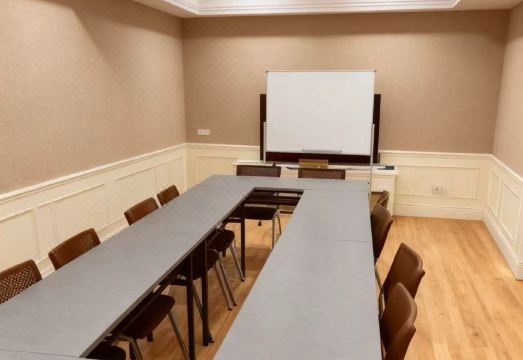 피닉스 인터내셔널 아파트의 넓은 거실과 주방 시설