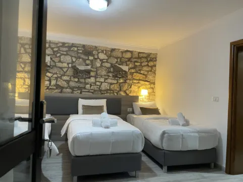 Te Gjyshi (at Grandfather)