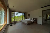 Shuxia Shisanjian Wild Luxury Vacation Homestay (Yaan Bifengxia Branch)