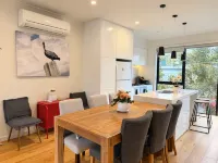 Family-Friendly Townhouse in Port Melbourne | Private Parking - พร้อมระเบียง