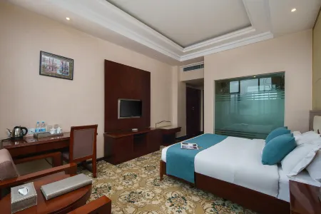 Dynasty Hotel Отели в г. Луси