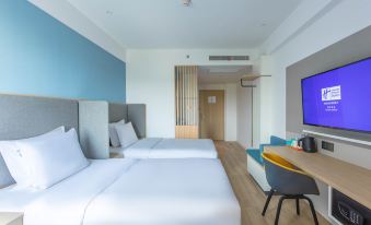 A modern bedroom with a double bed and a large table is available for the first time at Holiday Inn Express Shanghai Pudong Airport
