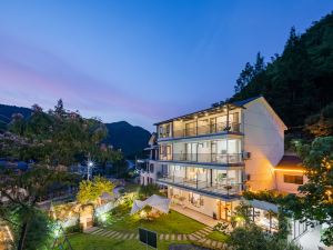 Yunxia Anji Yunshang Grassland Wild Luxury Family Holiday Villa (Xianlongxia Drifting Scenic Area)