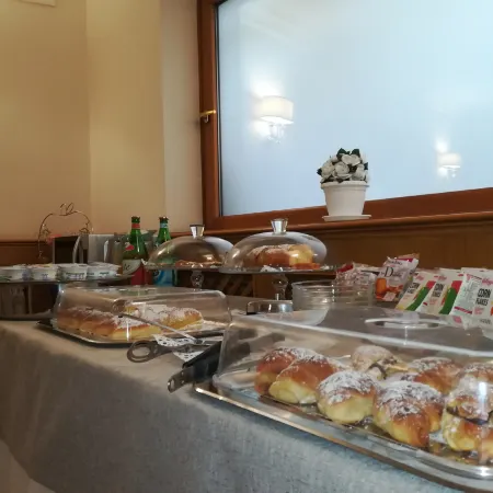 Hotel Leopardi Отели рядом с достопримечательностью «Бассейн «Скандоне»»