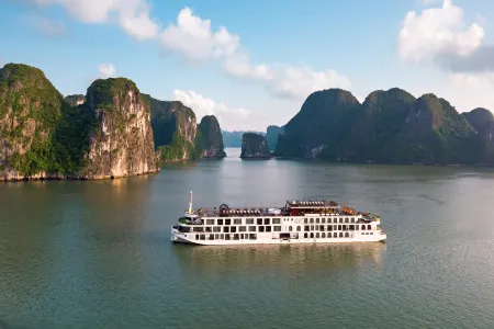 Indochine Premium Halong Bay Отели рядом с достопримечательностью «Bai Chay Beach»
