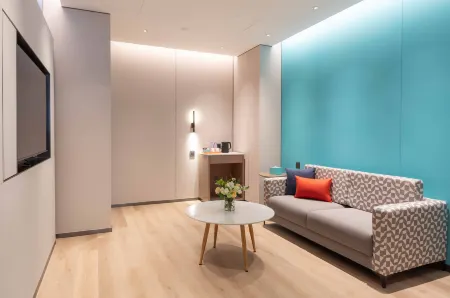 Holiday Inn Express Shanghai Changfeng Park Отели рядом с достопримечательностью «Zhenru Ancient Town»