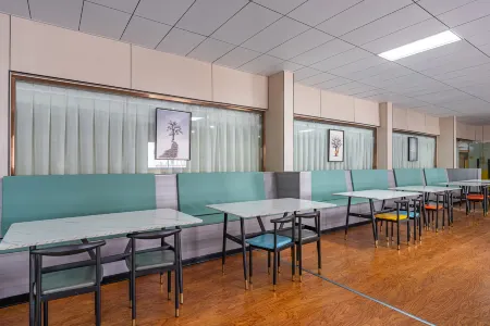 Zogang County Rezen Select Hotel