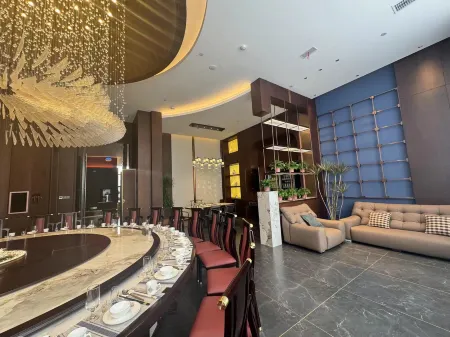 Horqin Left Rear Banner Hongxiang Grand Hotel Отели рядом с достопримечательностью «Больница Монтхен, Тунг Чу»