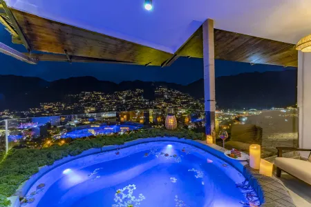 Nanshanshe Panorama Hotel (Xijiang Qianhu Miao Village Observation Deck Branch)