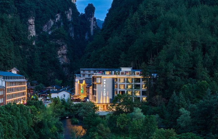 Zhangjiajie Four Seasons Lai · Riverside Resort Hotel (Baofeng Lake Scenic Area)