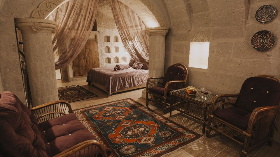 Holiday Cave Hotel