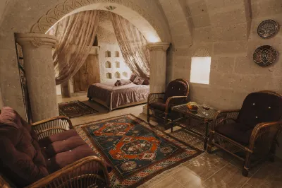 Holiday Cave Hotel