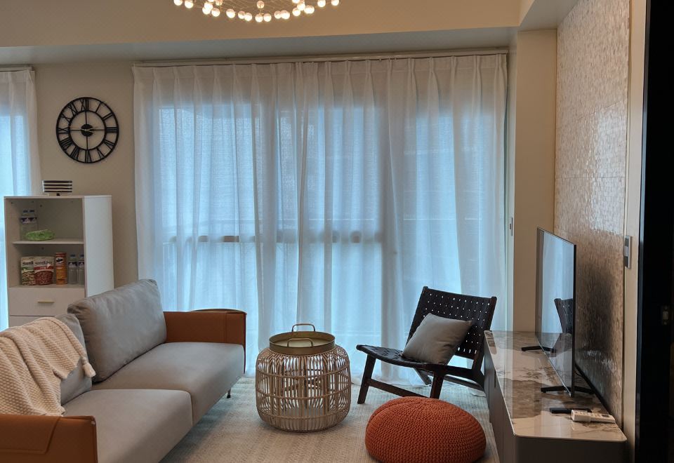 Luxury 1 Bedroom Manila Bay 아파트의 수영장 뷰